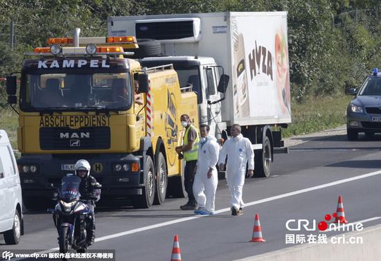 当地时间2015年8月27日，在奥地利Neusiedl am See附近高速公路上的一辆卡车里发现了50多具移民者的遗体。奥地利警方称，这辆卡车停在布尔根兰地区的高速公路上。图片来源：CFP