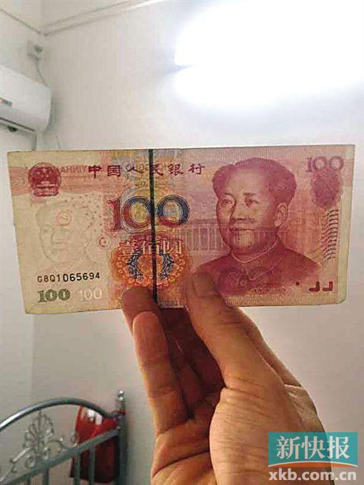 刘先生声称从ATM机中取出了错版币，可以看到水印处有一个印章
