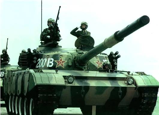参与1999年阅兵式的96式坦克