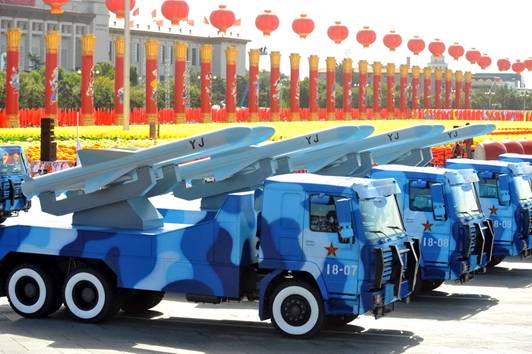 2009年阅兵式中的鹰击83反舰导弹