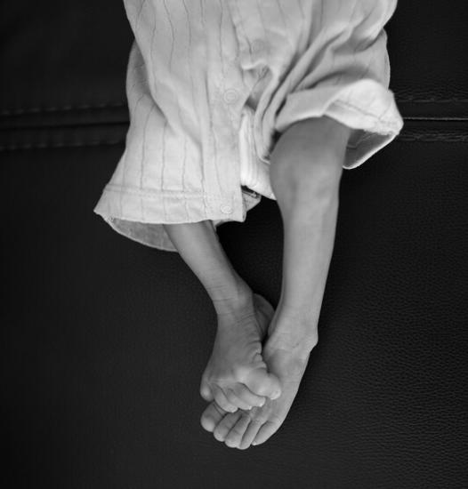 身患怪病的龙龙出生时的体重为7斤2两,7个月过去,他的体重仍为7斤2两