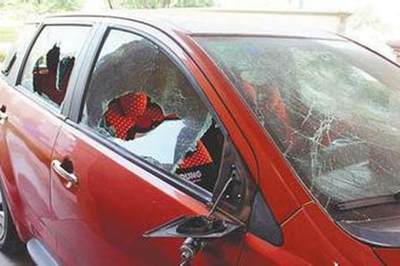 10余辆轿车停人行便道被砸