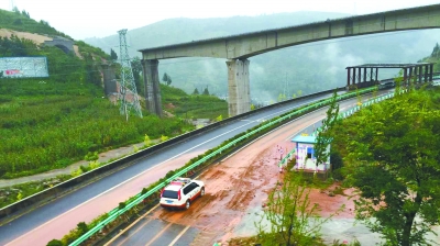 红果北收费站附近匝道被水淹没