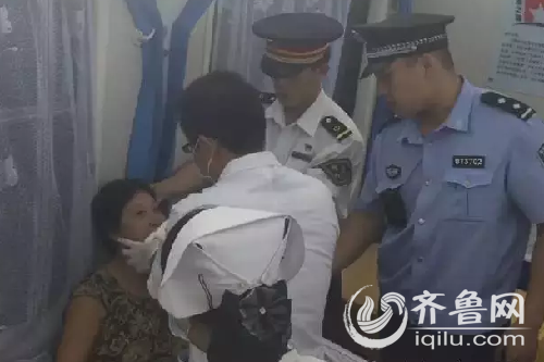 烟台牟平的一对老年夫妇在与同行人打牌娱乐时,因开心过度,老太太大笑时不慎将下颚脱臼。(视频截图)