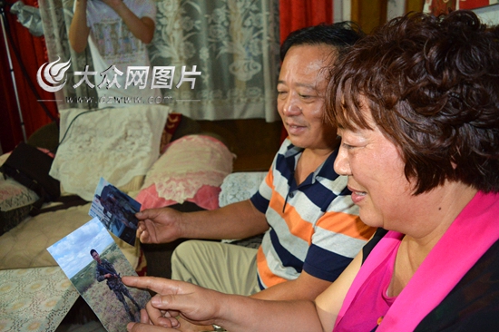 4年來王超只回來探親過一次,老兩口平時(shí)想兒子只能看看照片。(記者 王宗陽(yáng) 攝)