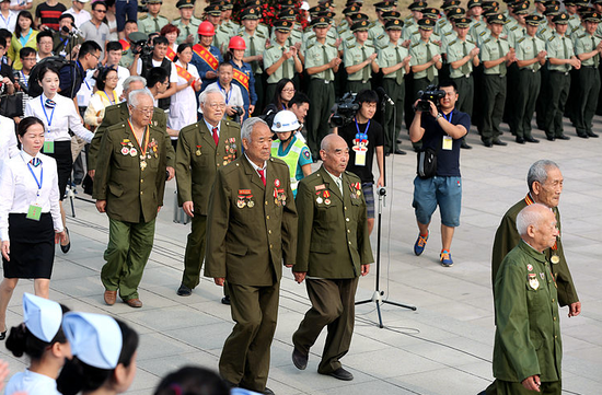 曾在抗日戰(zhàn)爭(zhēng)中浴血奮戰(zhàn)的老戰(zhàn)士出席活動(dòng)
