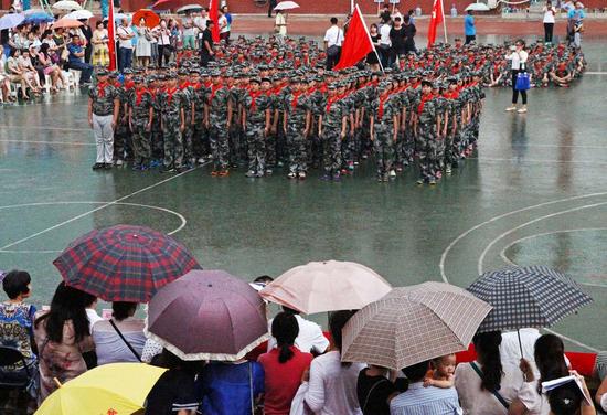 同学们在雨中坚持完成了会操表演。