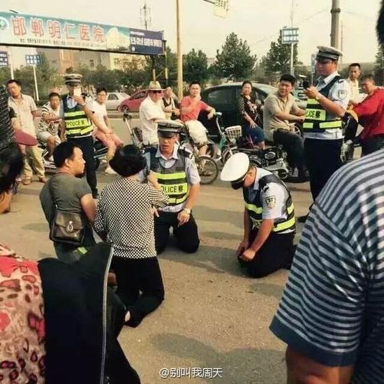 大妈下跪撞车躺地阻挠交警处罚酒驾儿子