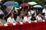 2015年8月28日，郑州市一中学会操表演当天突降大雨，但是同学们在雨中坚持完成了会操表演。