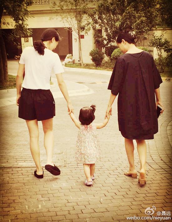 聂远晒出家人背影照