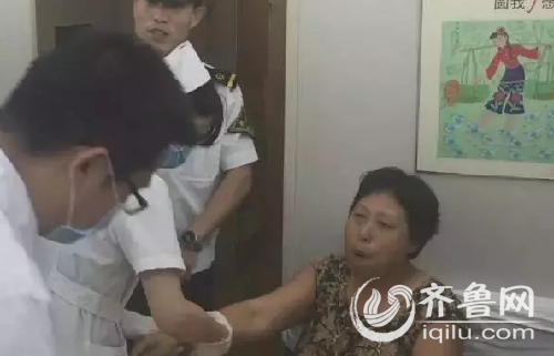 最终经列车工作人员求助120,协助下车治疗,才脱离危险。(视频截图)