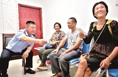 圖為：在民警的幫助下，流浪婦女(右一)與親人相聚