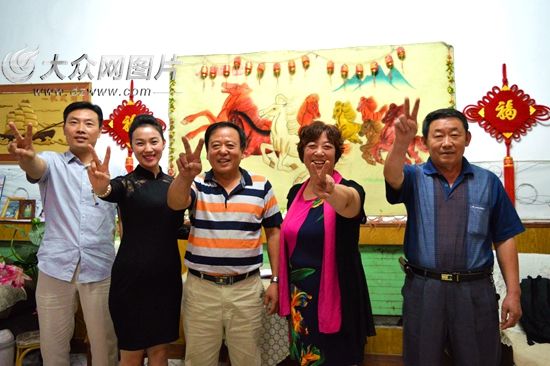 王超一家參加“指尖護(hù)衛(wèi)大閱兵”,打出“V”手勢(shì)。