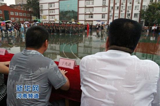 2015年8月28日，郑州市一中学会操表演当天突降大雨，但是同学们在雨中坚持完成了会操表演。