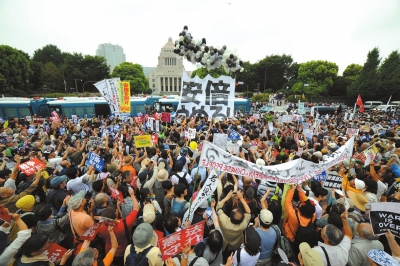 8月30日，新安日本“全国百万民众大游行”的东京民众在国会外示威，抗议修改和平宪法第九条和解禁集体自卫权。包围倍下保法图/东方IC