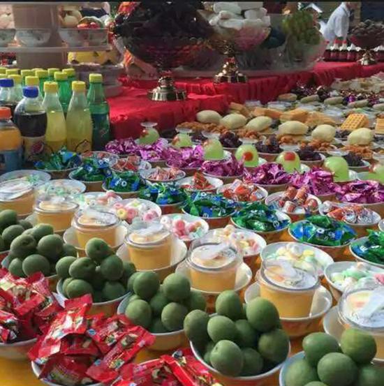 图2:三圣殿前,花果供品丰盛美味,堆积如山.