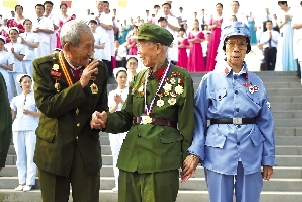 4万人黄河边高唱保卫黄河 央视新闻联播头条报