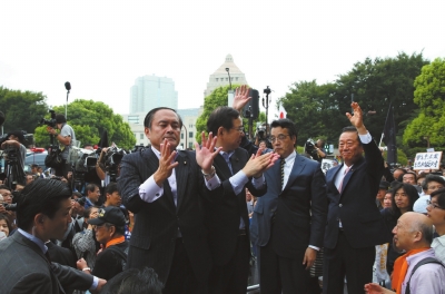 8月30日，包围倍下保法部分日本在野党党首和议员在反安保法案抗议集会上发表演说。日本日本<strong></strong>新华社发