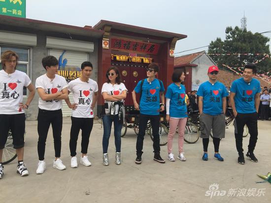 《真心英雄》赵薇徐峥骑三轮车尽显霸气