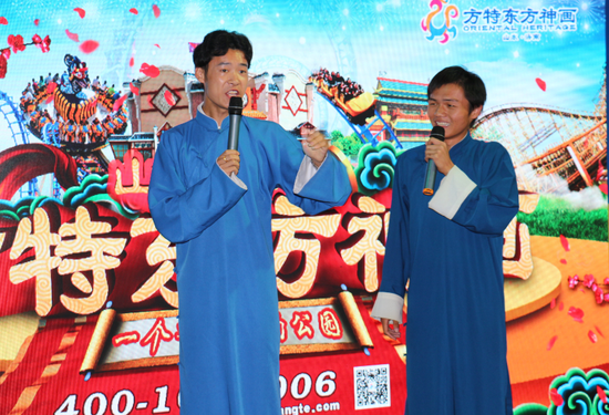 笑声不断的曲艺相声表演。
