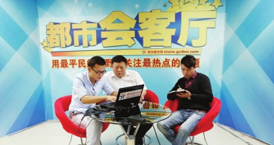 “志愿达人”邓守成(中)与网友交流
