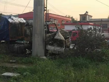 信阳宝石桥附近发生车祸 两车相撞后撞断电线杆