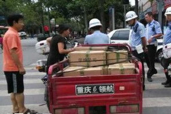 女子骑三轮拉客被查其老公拳击交警被刑拘