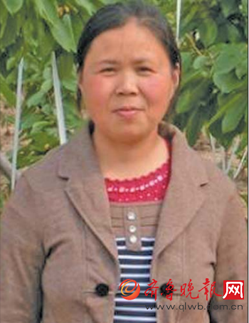 小孔的母亲。身高153cm, 身材微胖, 穿灰色外套黑红色衬衣 当事人供图