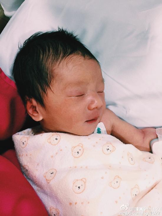 小家伙嘴角微微上扬可爱