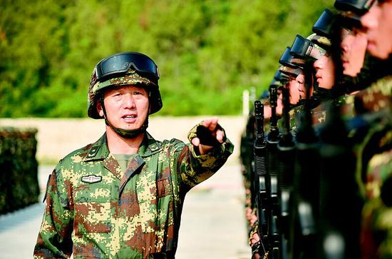 图为:阅兵村里,李军指导队员训练。