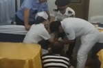 大媽火車打撲克摸一把好牌 狂喜之下笑掉下巴