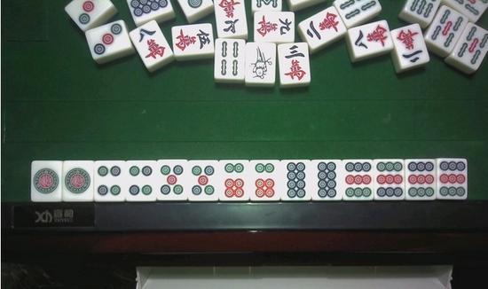 摸到了清一色，笑出内伤也是有可能的。