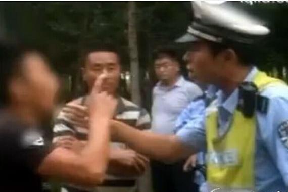 德州男子违章骂交警，大喊我儿子是国防生