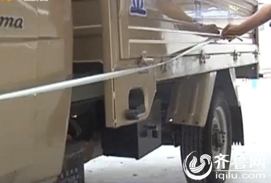 韩先生说,他购买的金马三轮车的外廓尺寸和行驶证上的数据也大不一样。(视频截图)