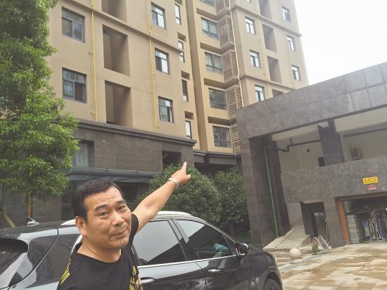 台州1小偷爬燃气管道疯狂盗窃 业主质疑安保有