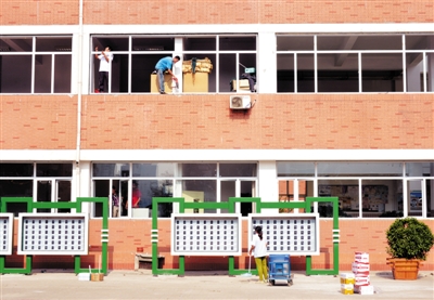 26日，天津泰达枫叶国际学校，工人正在修复窗框。该校目前已经完成修缮工作。图/IC