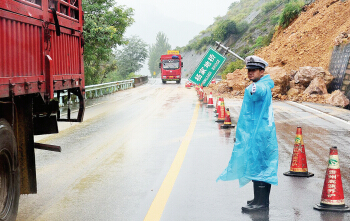 塌方路段,交警疏导交通