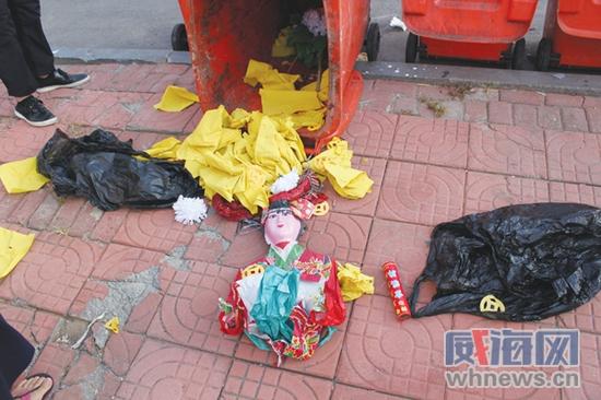 這對夫妻往房東門前擺放的祭祀用品。