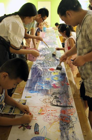 孩子們用五彩畫筆描繪自己心中的神秘太空