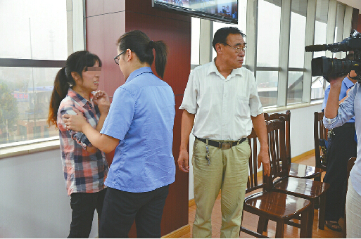 8月31日,平阴县法院公审抢劫杀人案。庭审后,受害的姐(左一)情绪失控。 记者陈彦杰 摄
