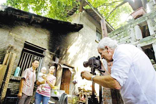 8月30日，南岸区黄桷垭老街，摄影师罗伯特正在给老街居民们拍照。特约摄影 马多