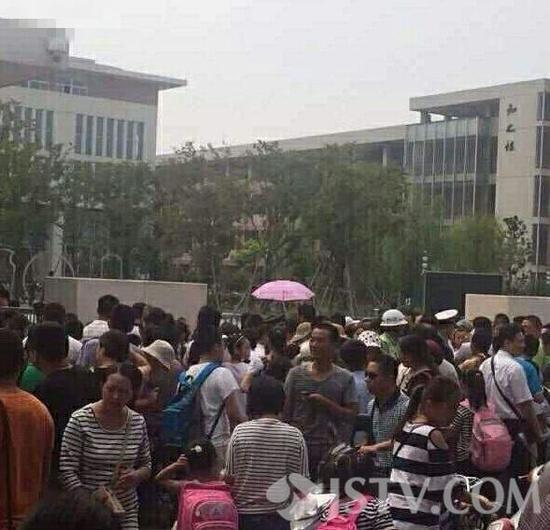 扬州一女教师开学首日跳楼身亡 疑学生和家长
