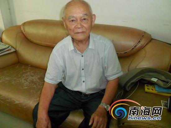 “70多年前,日军不仅在我家乡极其残忍肆意杀戮,而且也把我和母亲抓去殴打,这种丧失天良的野蛮行径不反抗活不了。”8月29日,琼崖纵队老兵,海南省农垦总局工业处原处长、离休干部、现年已87岁高龄的梁文友在海口家里向南海网记者讲述了自己的抗战故事。(南海网记者孙令正摄)