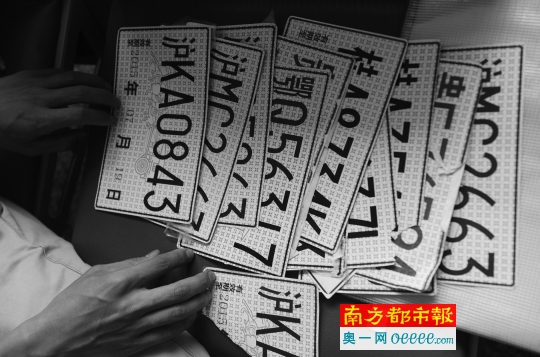 一个车主已经提车八个月还未能上牌,其间用了4S店提供的各种临时牌照。南都记者叶志文摄