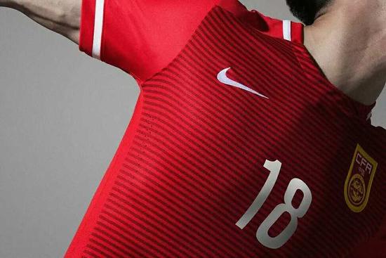 2015全新款国足球衣出炉:中国红+横条纹设计