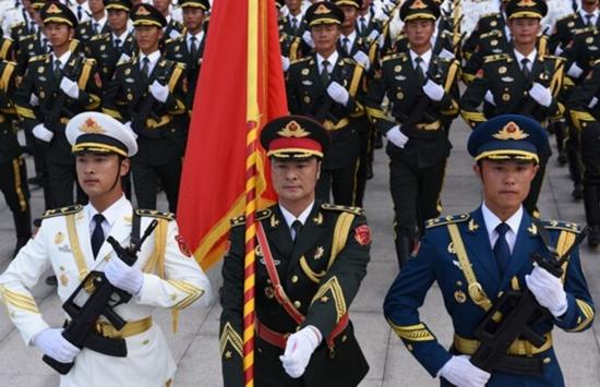 张洪杰(中间)担任主旗手!