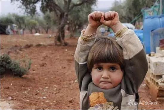 ▲叙利亚女童把相机当武器，满眼恐惧举手投降