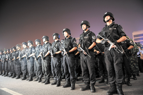长沙警方启动夜间巡逻防控 每晚持枪巡夜9小时