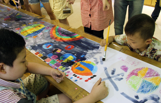 孩子們用五彩畫筆描繪自己心中的神秘太空