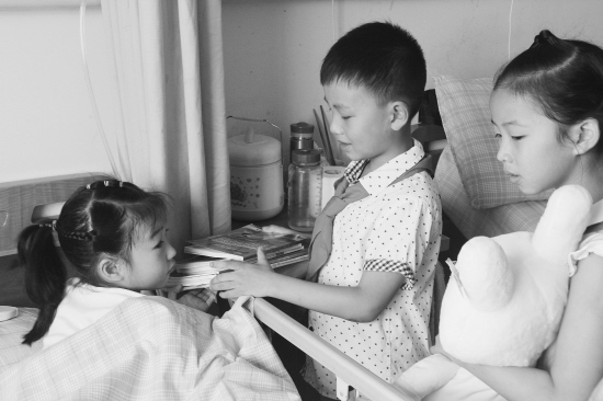 绍兴8岁断肢女孩病床前开学 当地学校成立小组